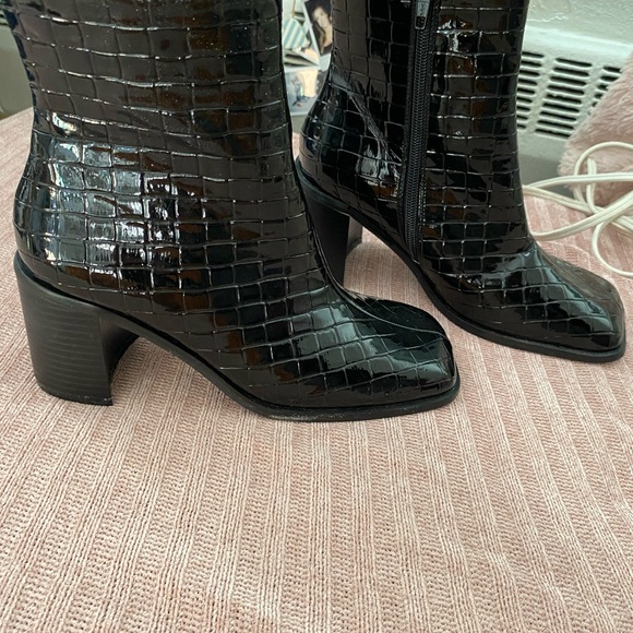 Chunky Heeled Boots 🖤 - Picture 4 of 5
